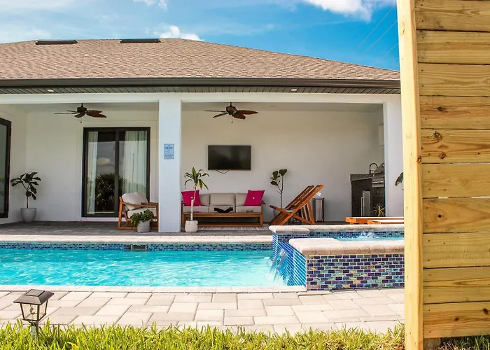 Luxurious Waterfront Home With Heated Pool And Jacuzzi