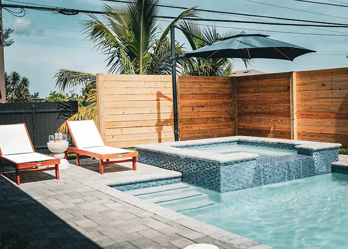 Luxurious Waterfront Home With Heated Pool And Jacuzzi
